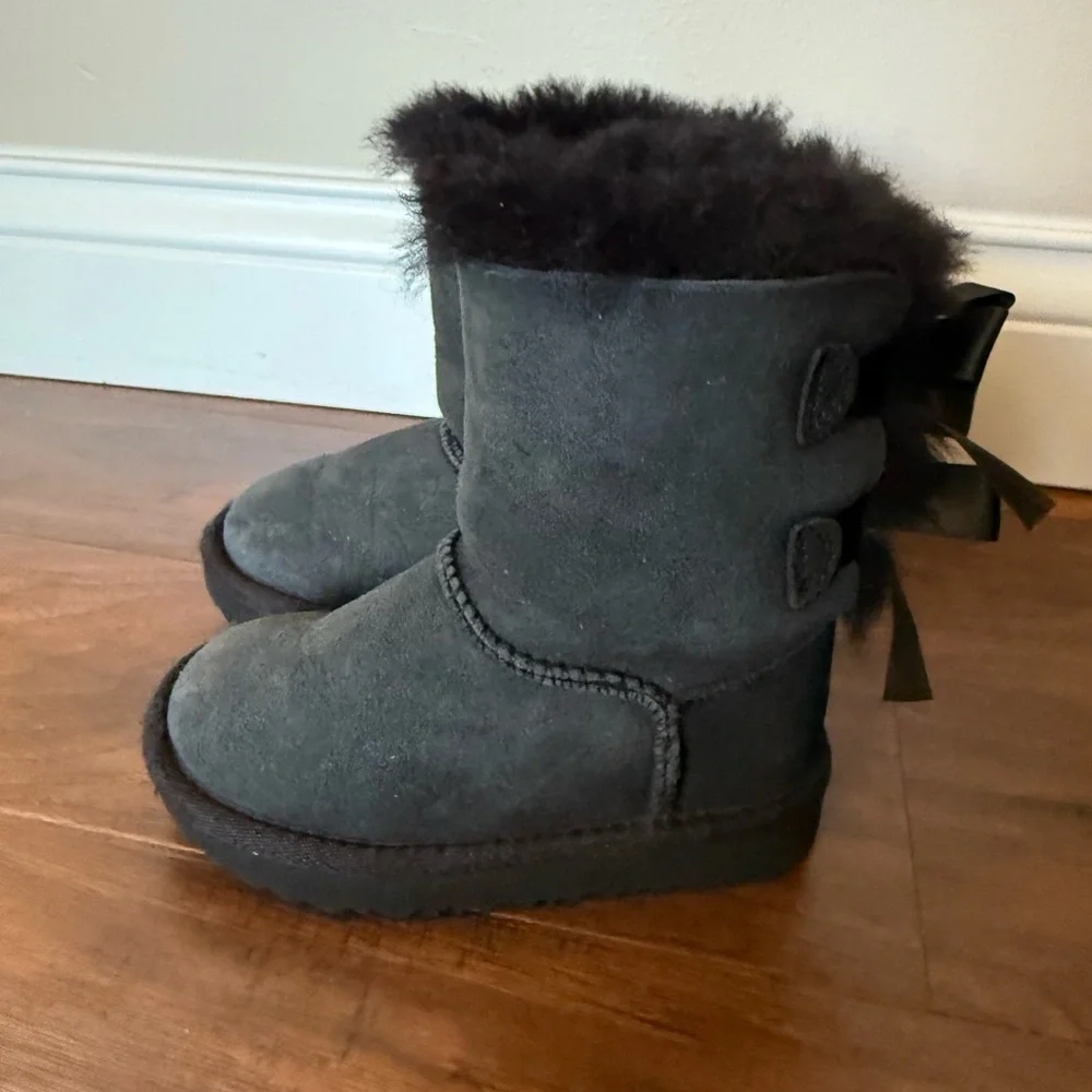 NWOT UGG Bailey Bow II Kids Boots-Size 8